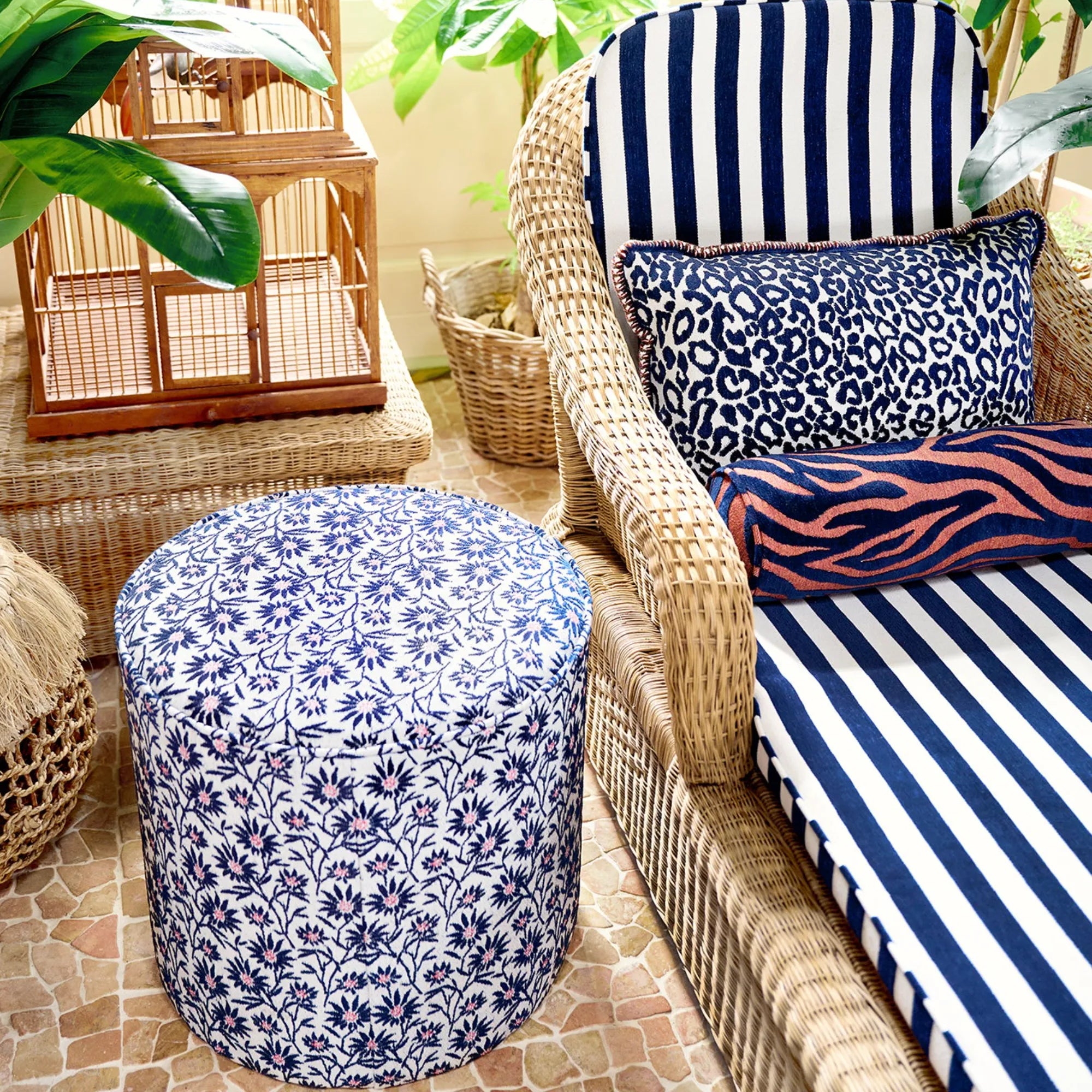 Modern and versatile Mako Pouf in soft gray, ideal for extra seating or footrest