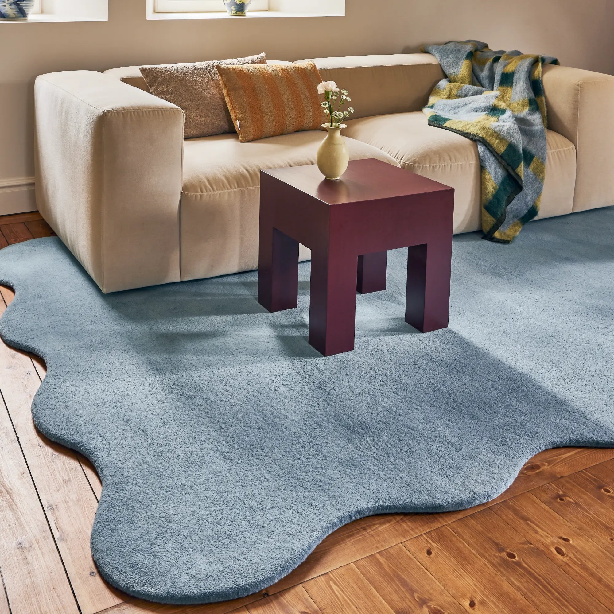 Elegant Scallop Wool Rug with Intricate Design and Plush Feel for Living Room