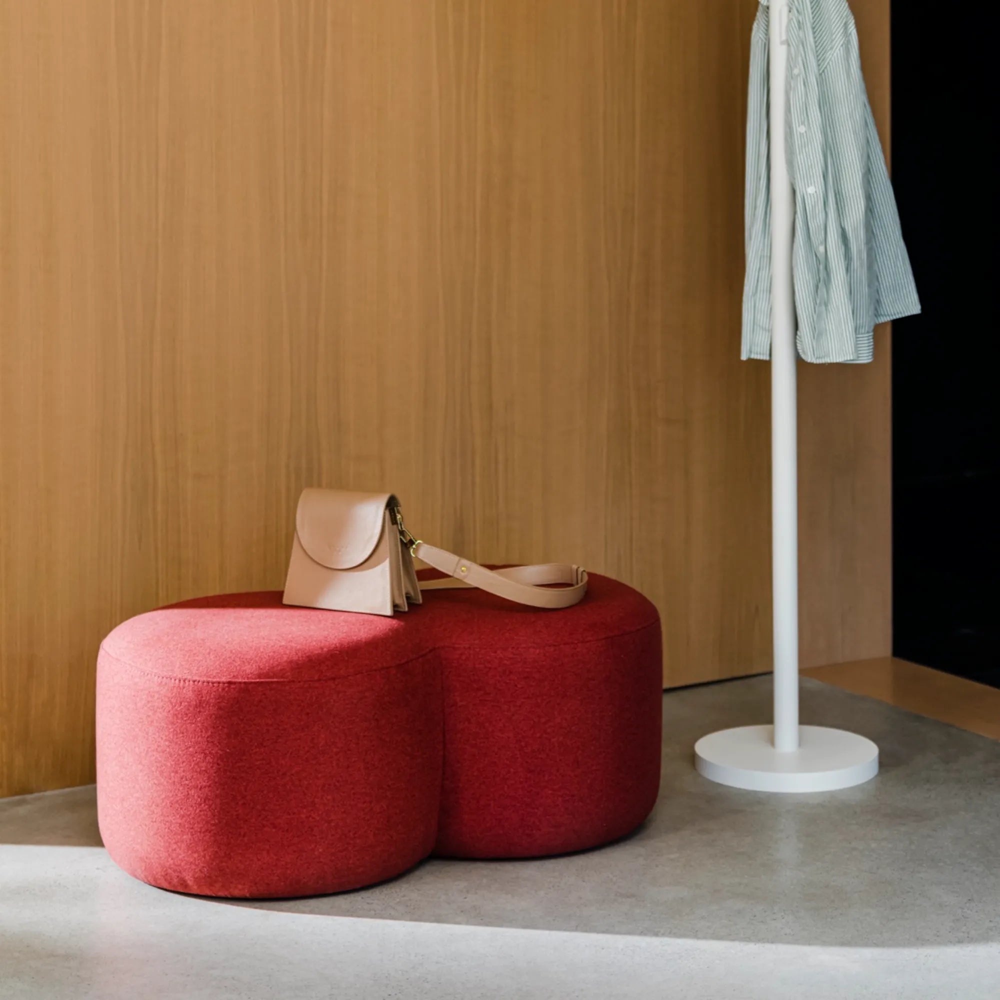 Umbo Pouf in green velvet fabric with wooden legs for mid-century style