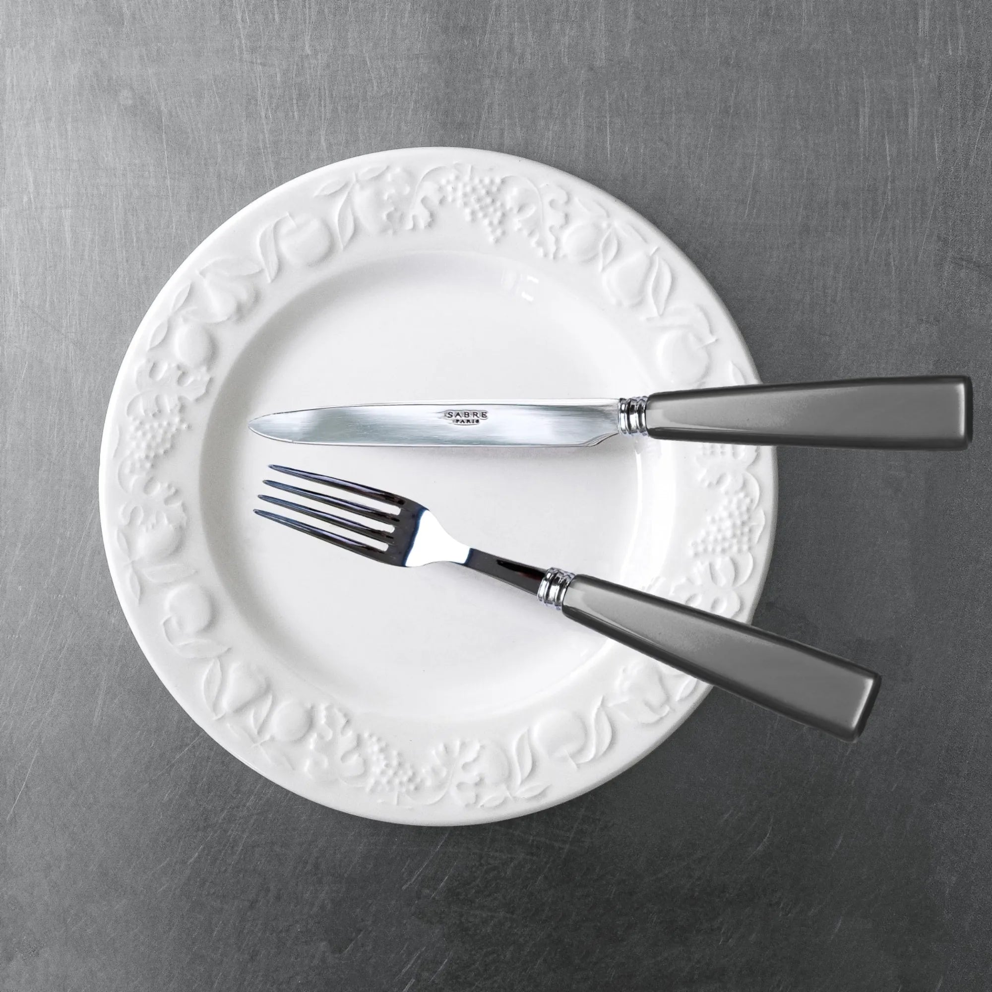 Elegant and modern cutlery set with sleek design and mirror finish