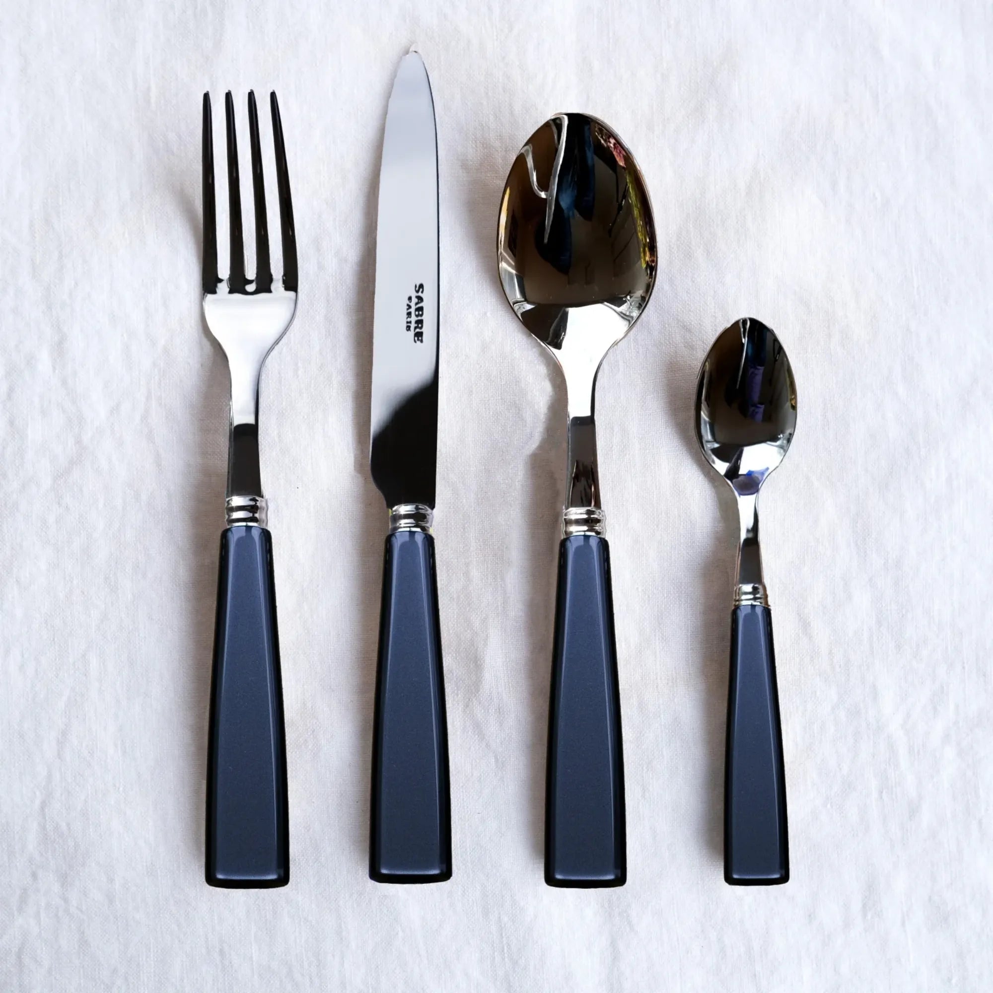 Smooth and rounded edges for a comfortable and safe dining experience
