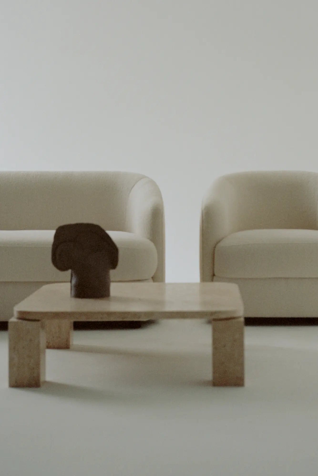 Modern and elegant coffee table with 82x82 dimensions