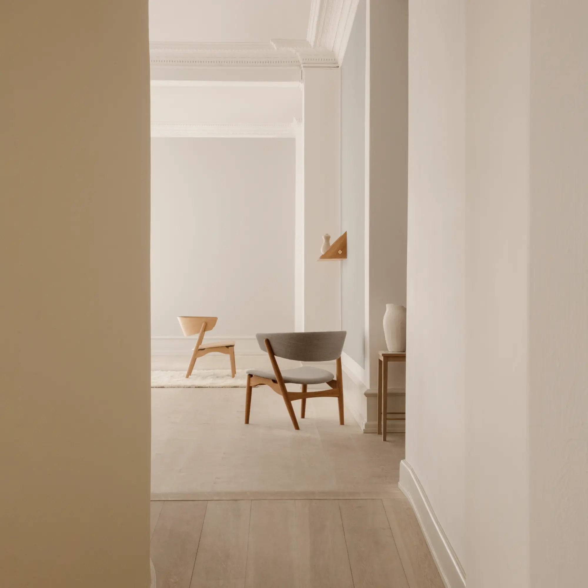 A luxurious and modern No 7 Lounge Chair with sleek design and comfortable cushions for ultimate relaxation