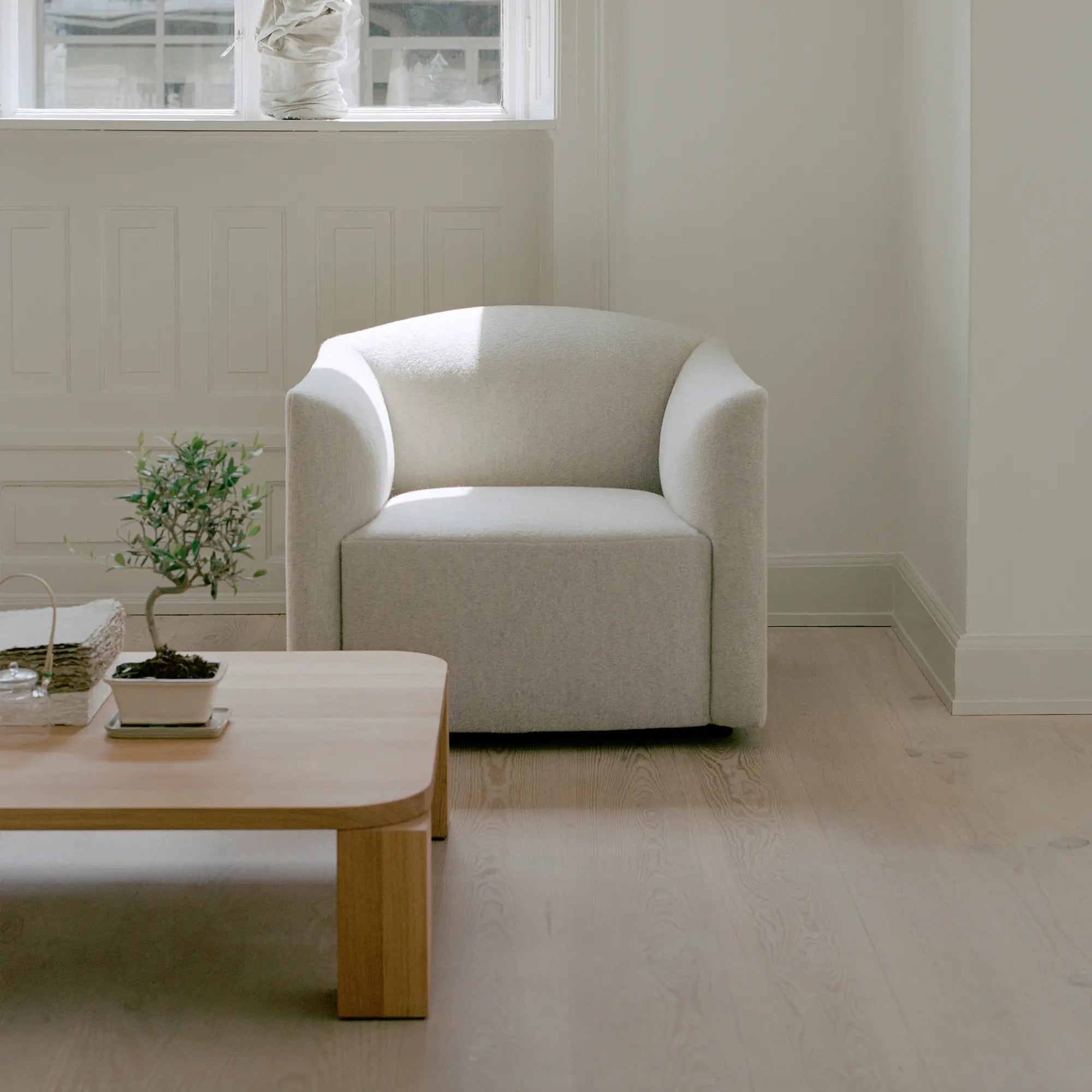 Shore Lounge Chair - Extended Base with adjustable reclining feature