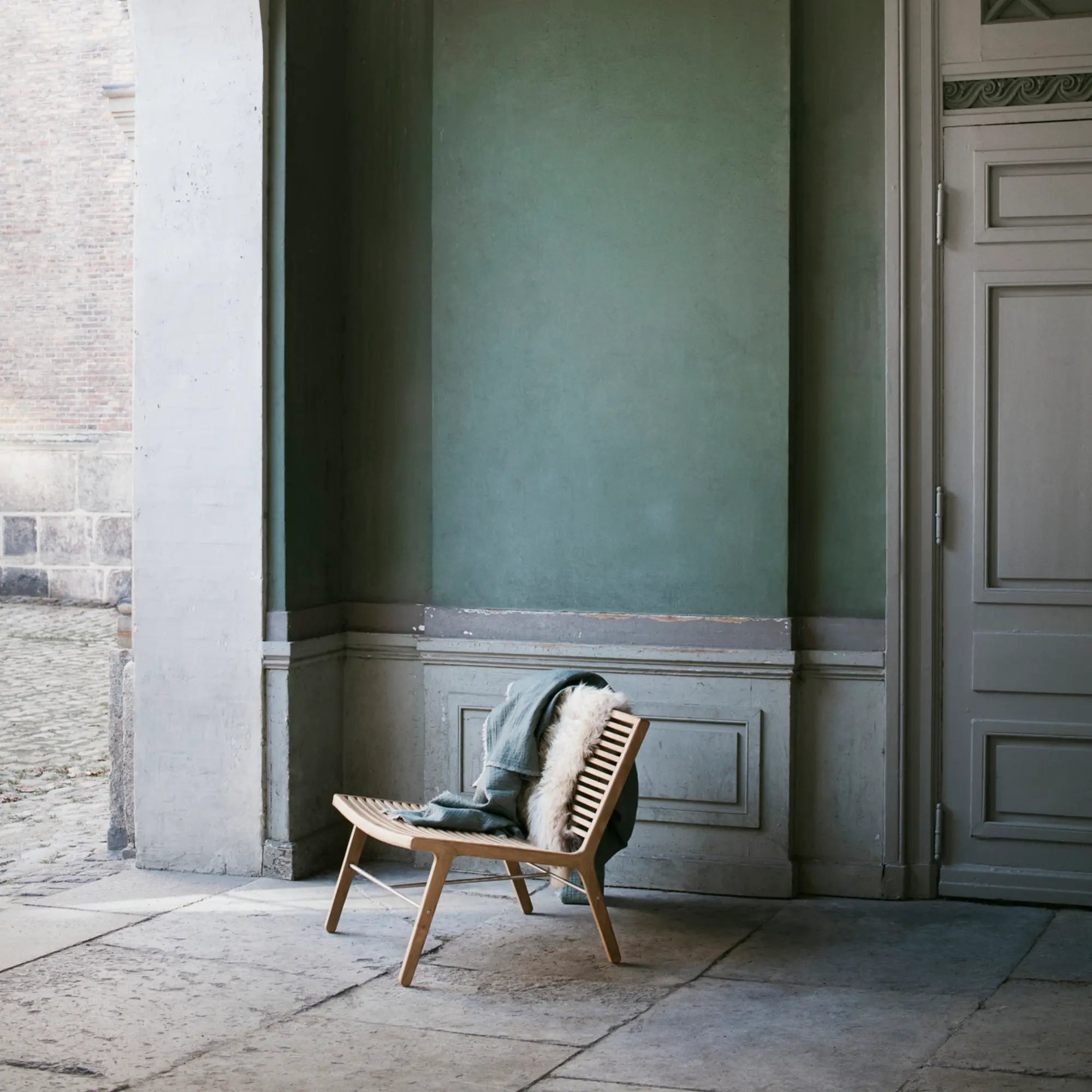  Relaxing and durable rib lounge chair for outdoor use 