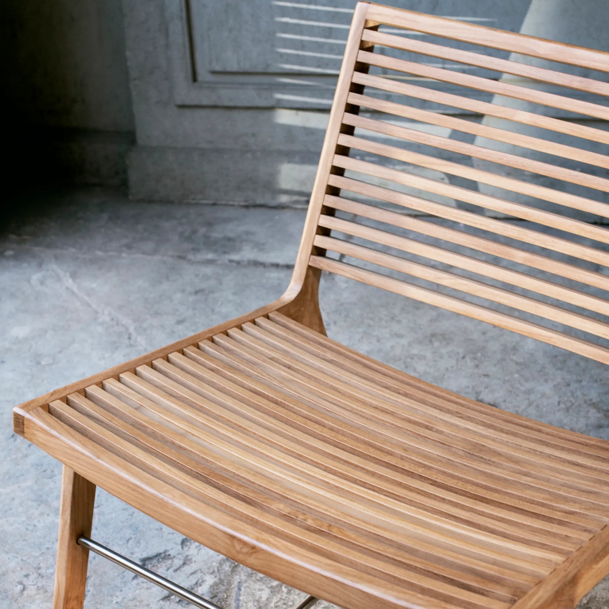  Modern and elegant rib lounge chair for outdoor relaxation
###
