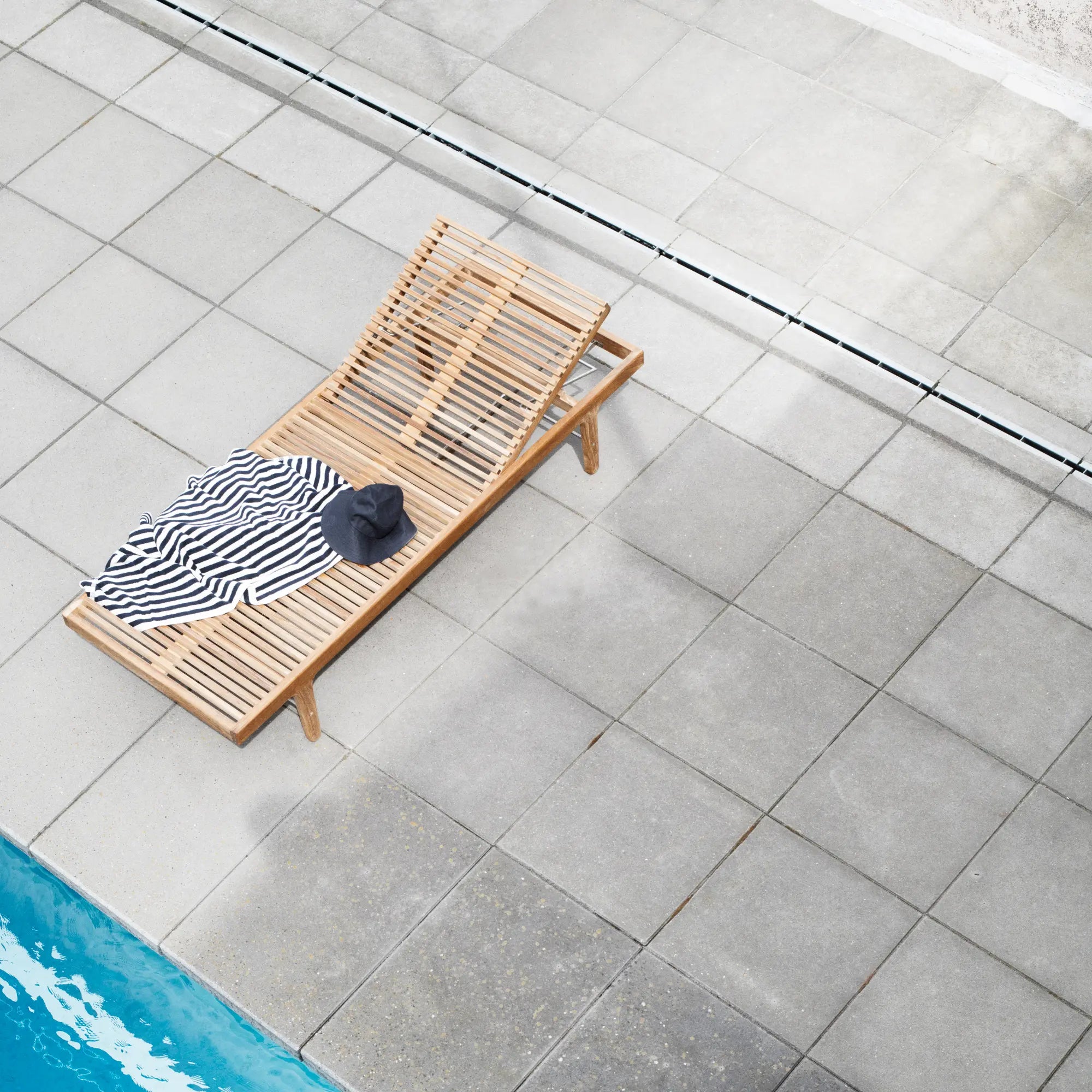 Outdoor sun lounger with ergonomic design for maximum relaxation