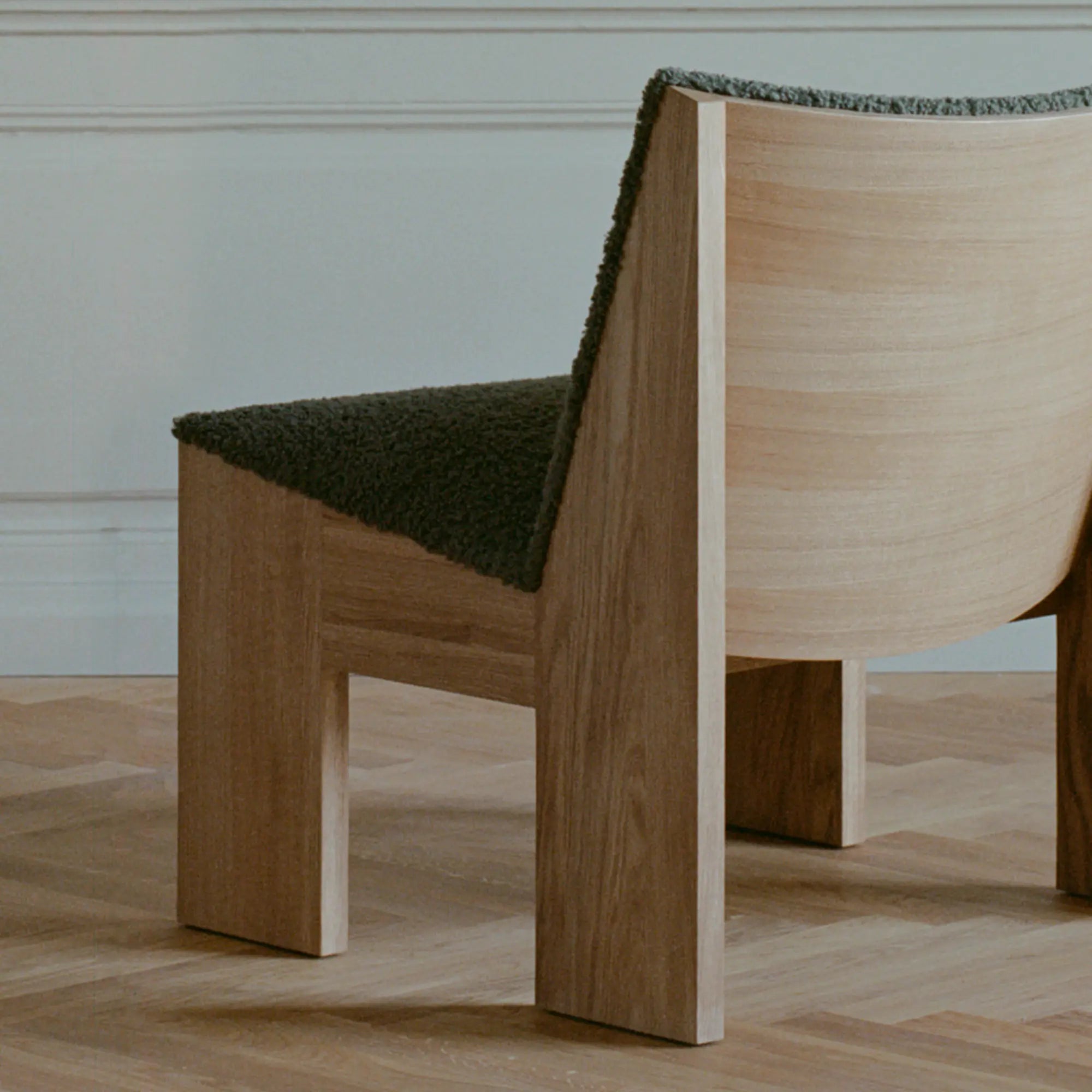  High-quality craftsmanship of the Tenon Armchair with attention to detail