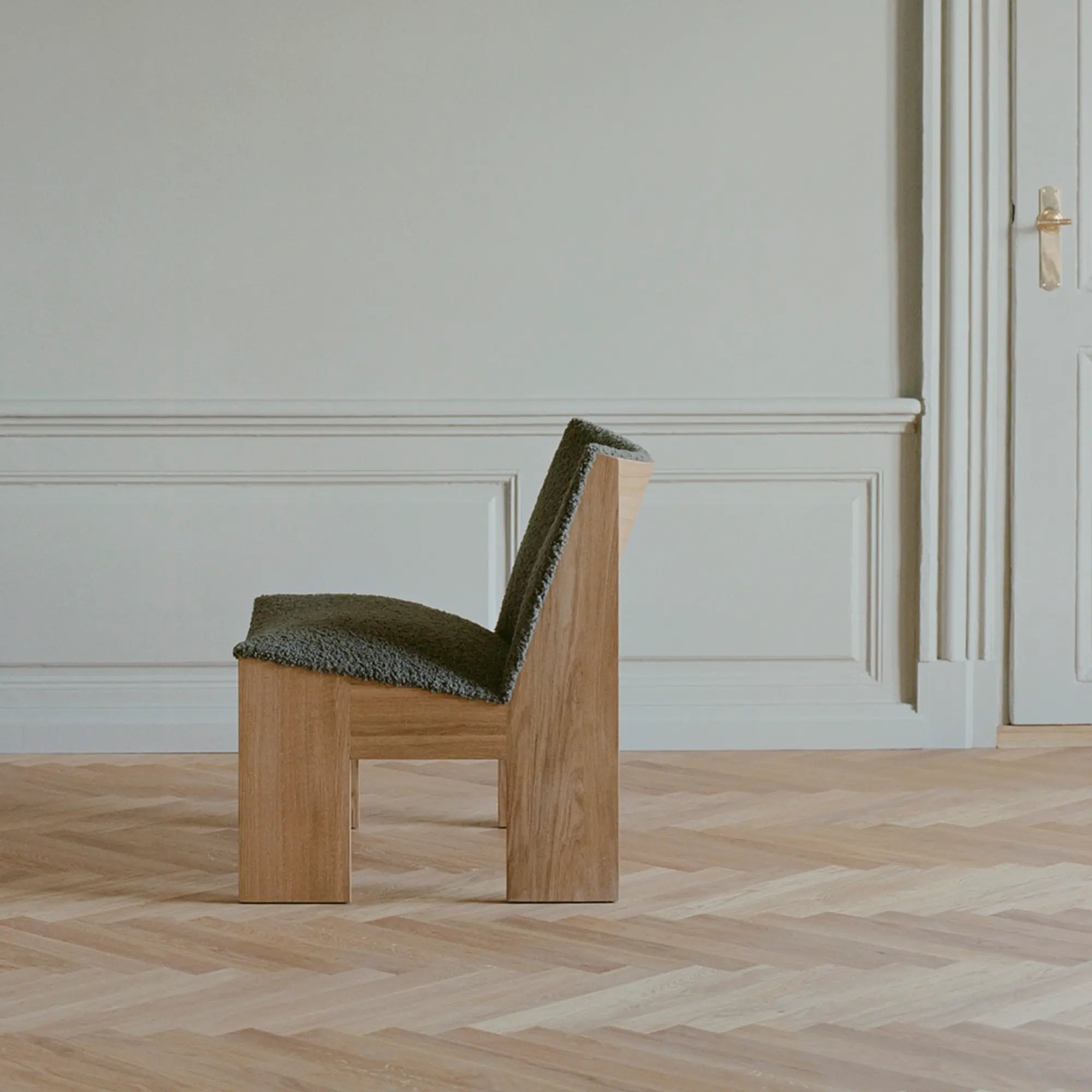 Tenon Armchair in luxurious velvet with plush cushioning for extra comfort